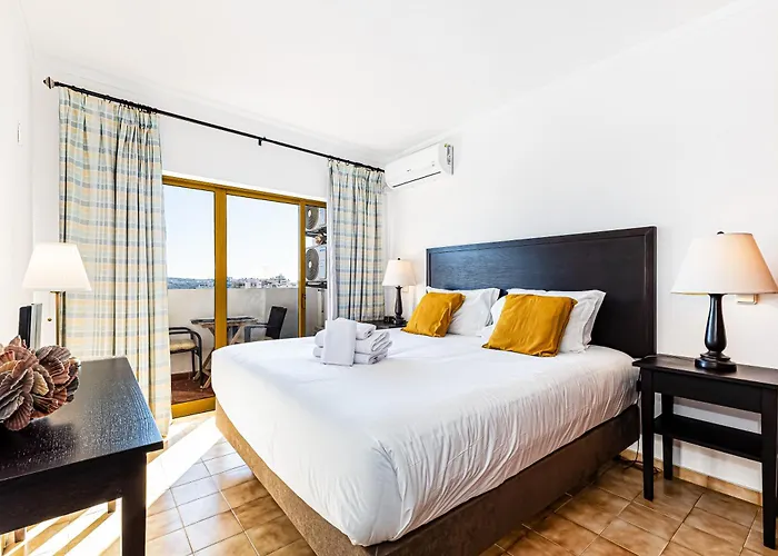 No Snow, 300 M From The Beach, King Size Bed, Fast Wi-fi * Portimão